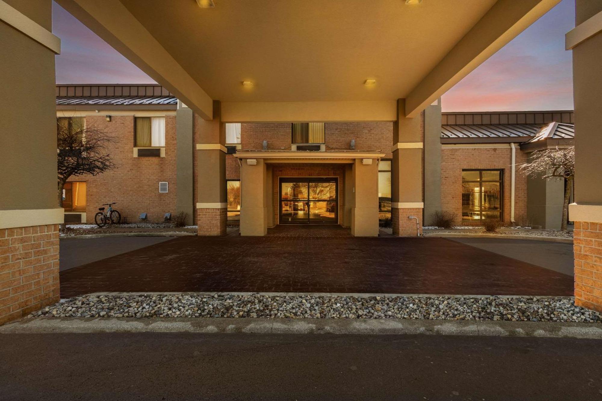 Comfort Inn Huntington Near University Bagian luar foto