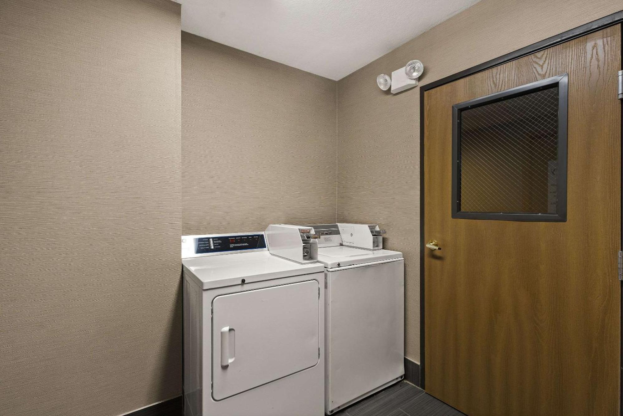 Comfort Inn Huntington Near University Bagian luar foto